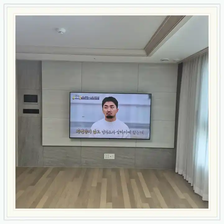 벽걸이TV 거치대 참고 사진 · 루미아 설치 조건